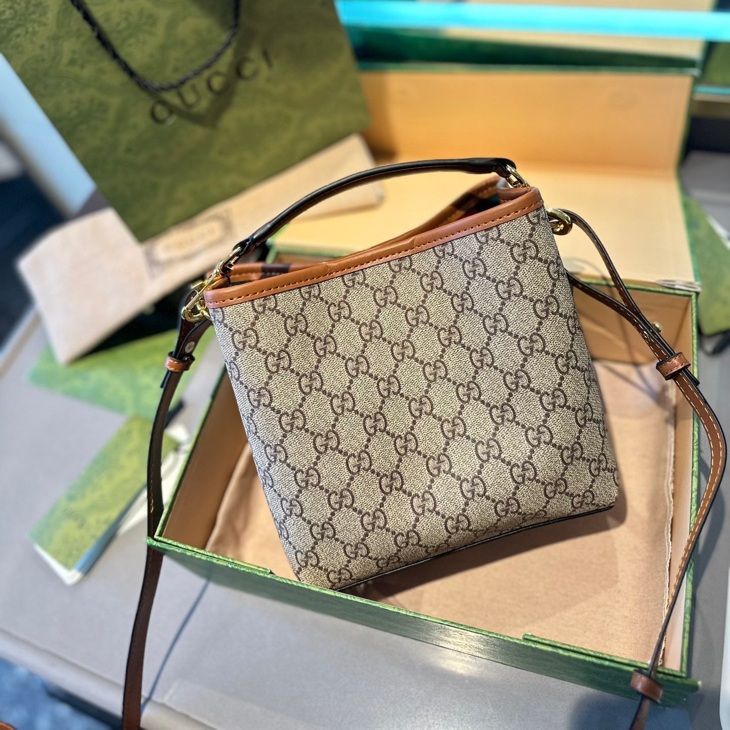 GG EMBLEM MEDIUM TOTE BAG