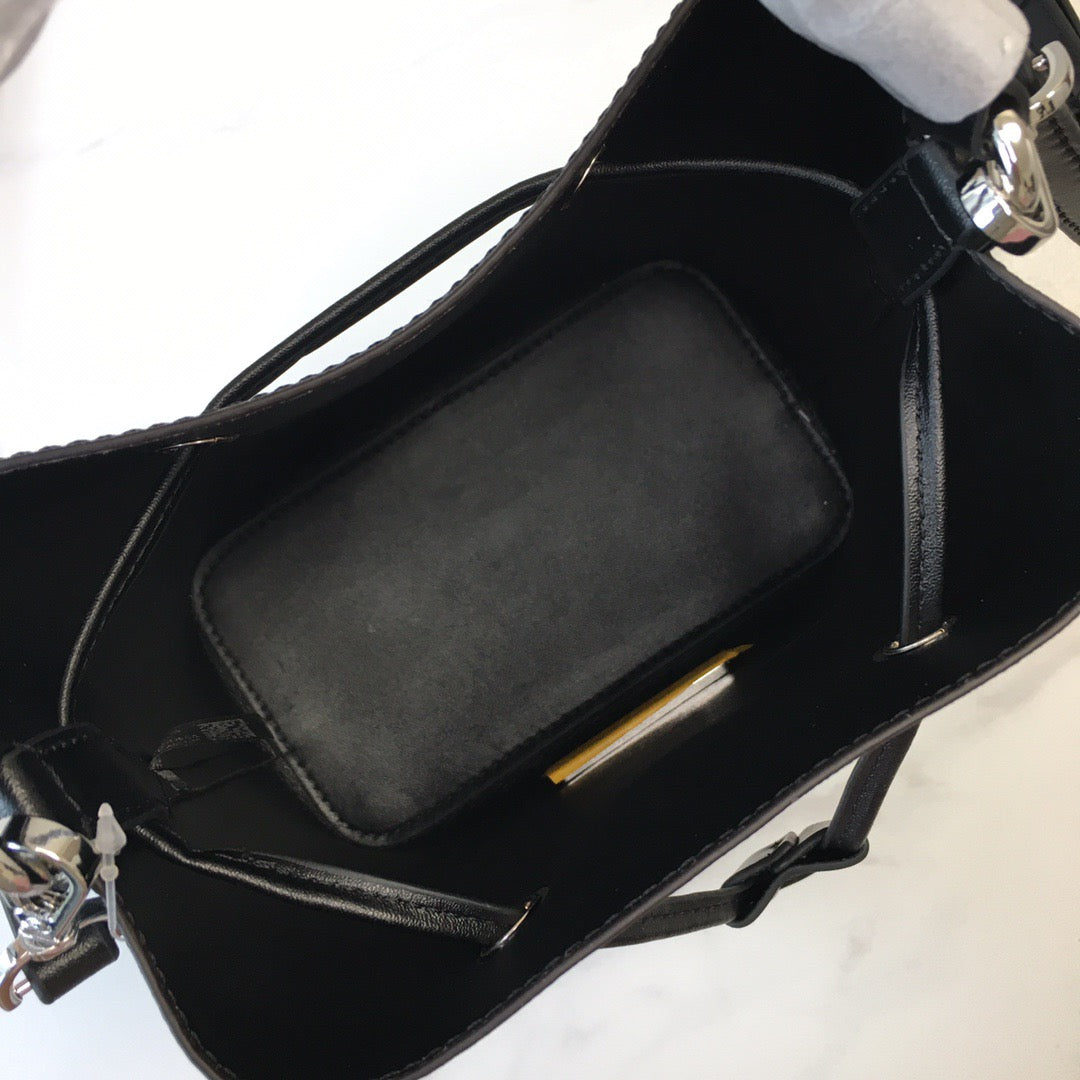 SURI BUCKET BAG - BLACK