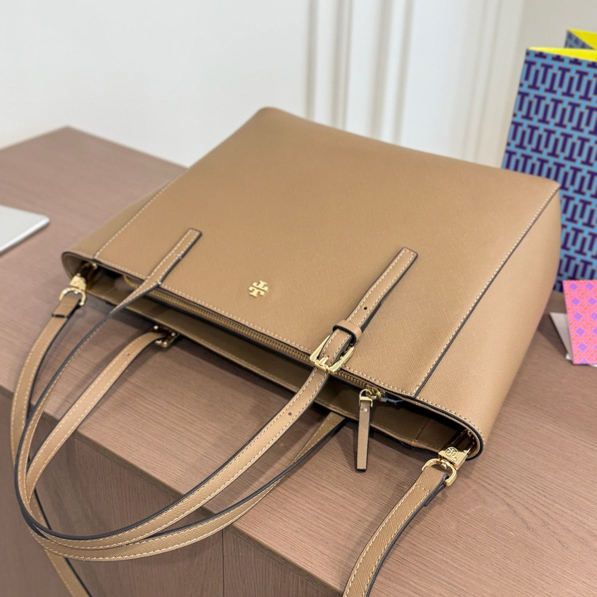 TB EMERSON TOTE BAG – TAN