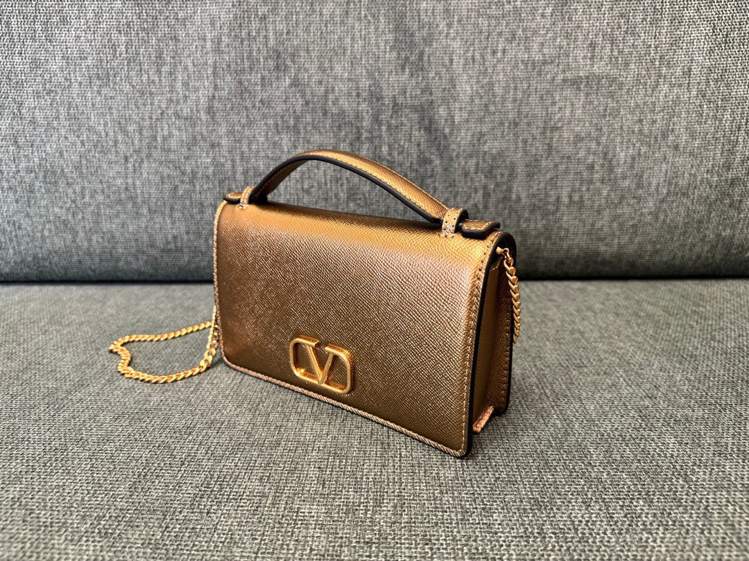 VLOGO SIGNATURE 19 CM CHAIN BAG - GOLD