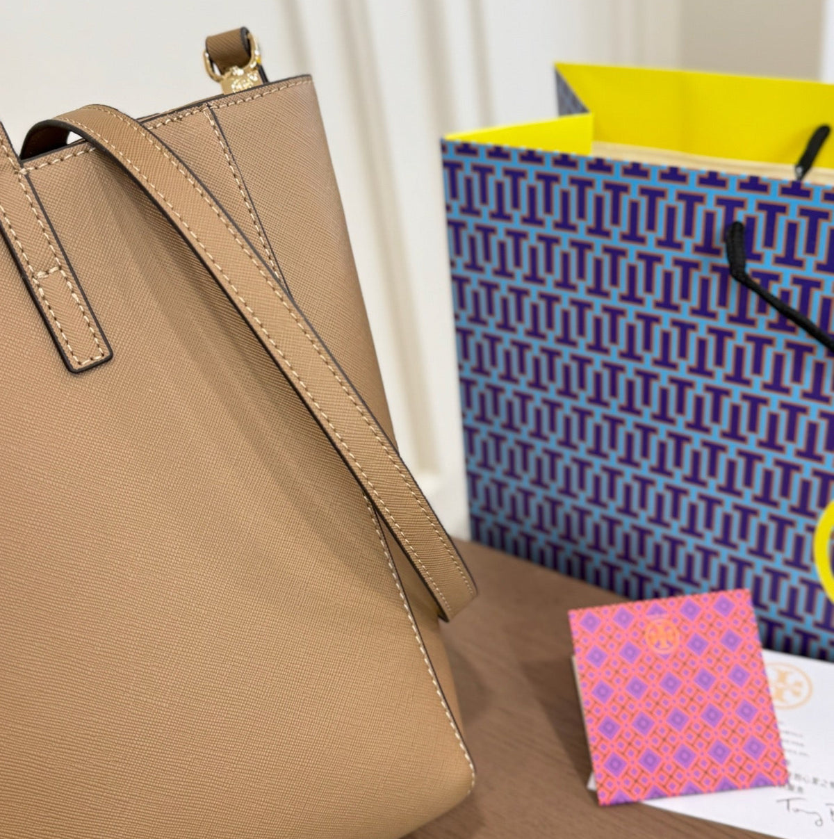 TB EMERSON TOTE BAG – TAN