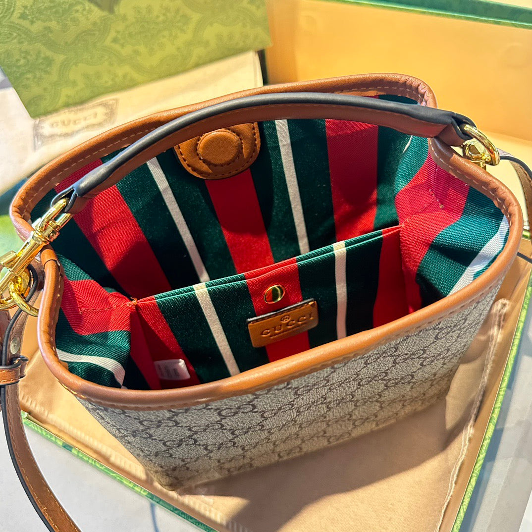 GG EMBLEM MEDIUM TOTE BAG