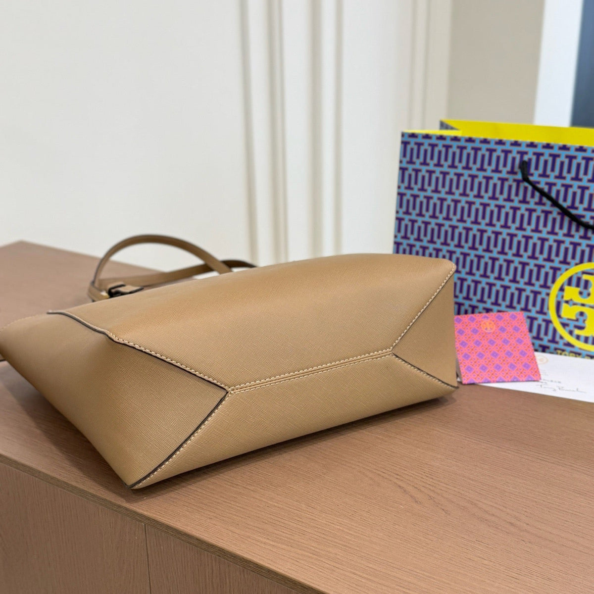 TB EMERSON TOTE BAG – TAN