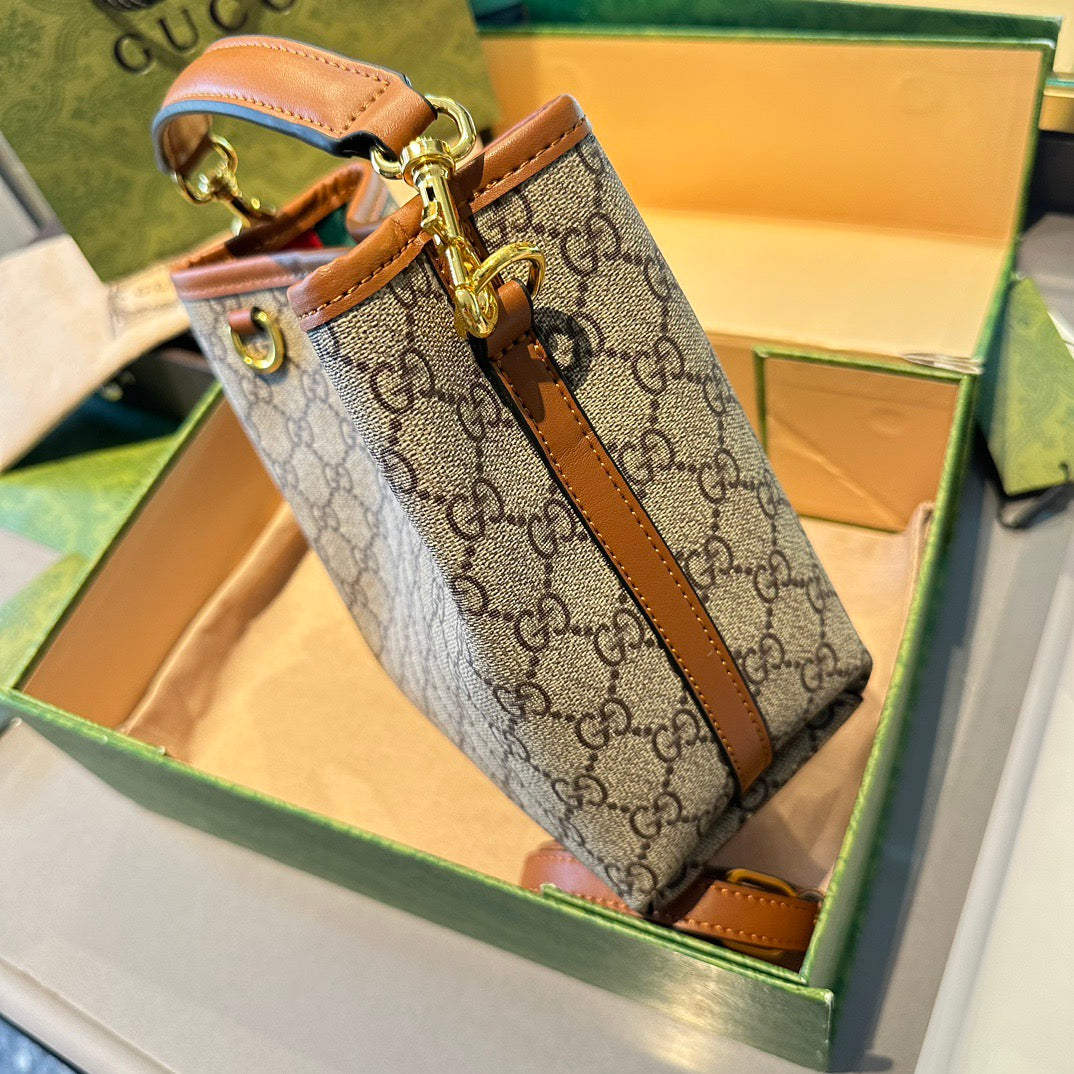 GG EMBLEM MEDIUM TOTE BAG