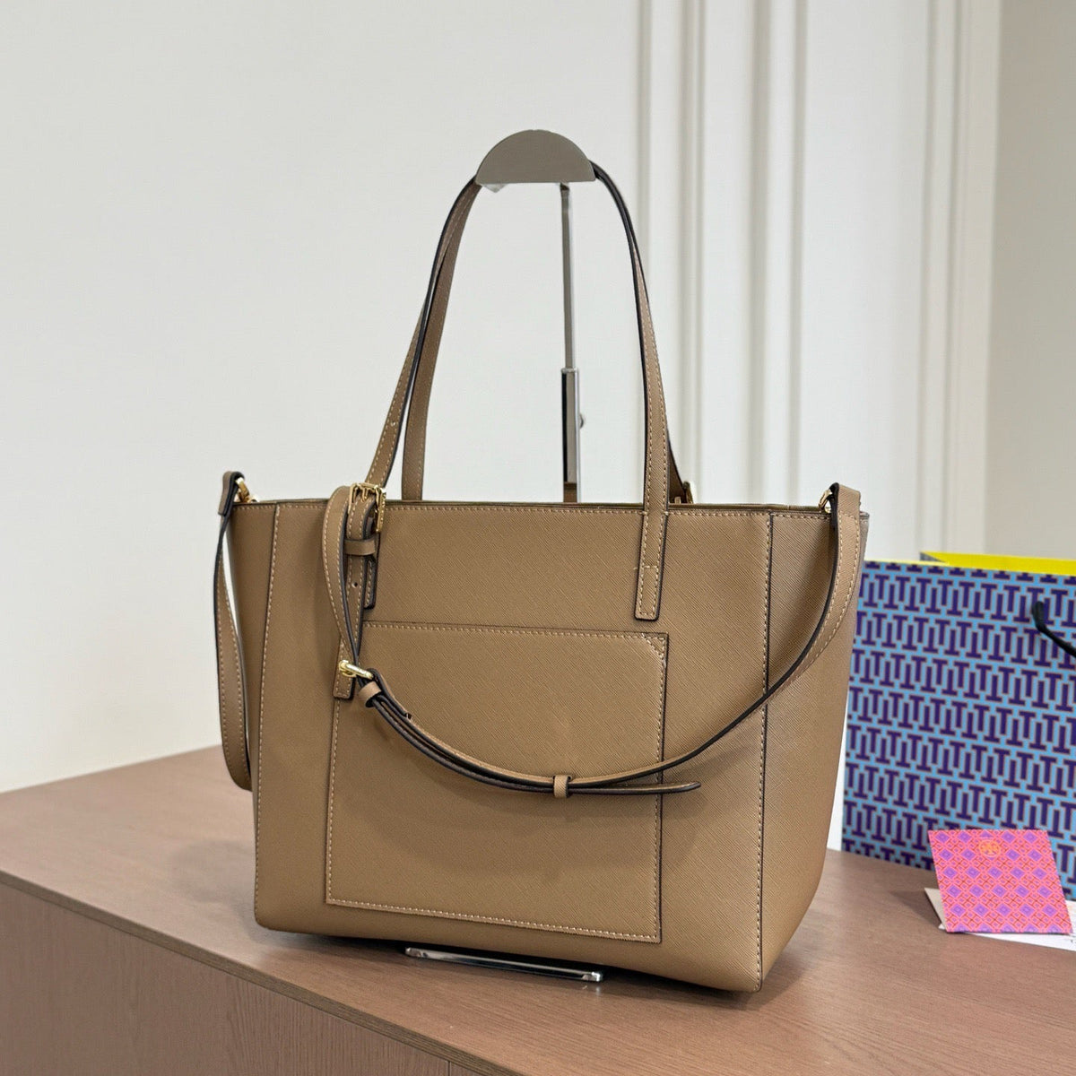 TB EMERSON TOTE BAG – TAN