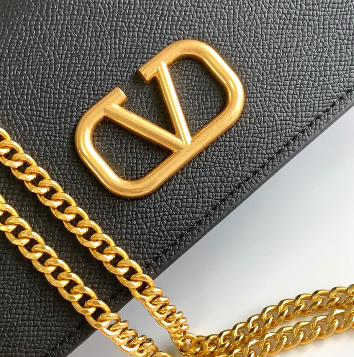VLOGO SIGNATURE 19 CM CHAIN BAG - BLACK