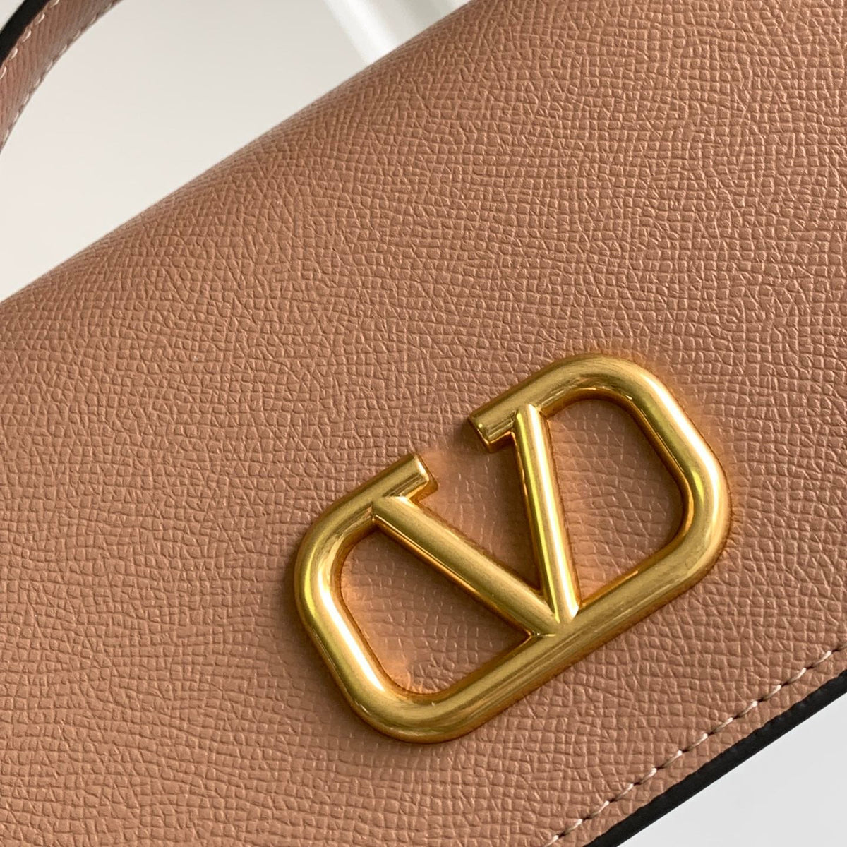 VLOGO SIGNATURE 19 CM CHAIN BAG -BEIGE