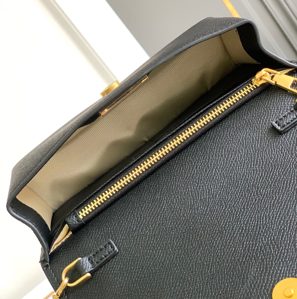 VLOGO SIGNATURE 19 CM CHAIN BAG - BLACK