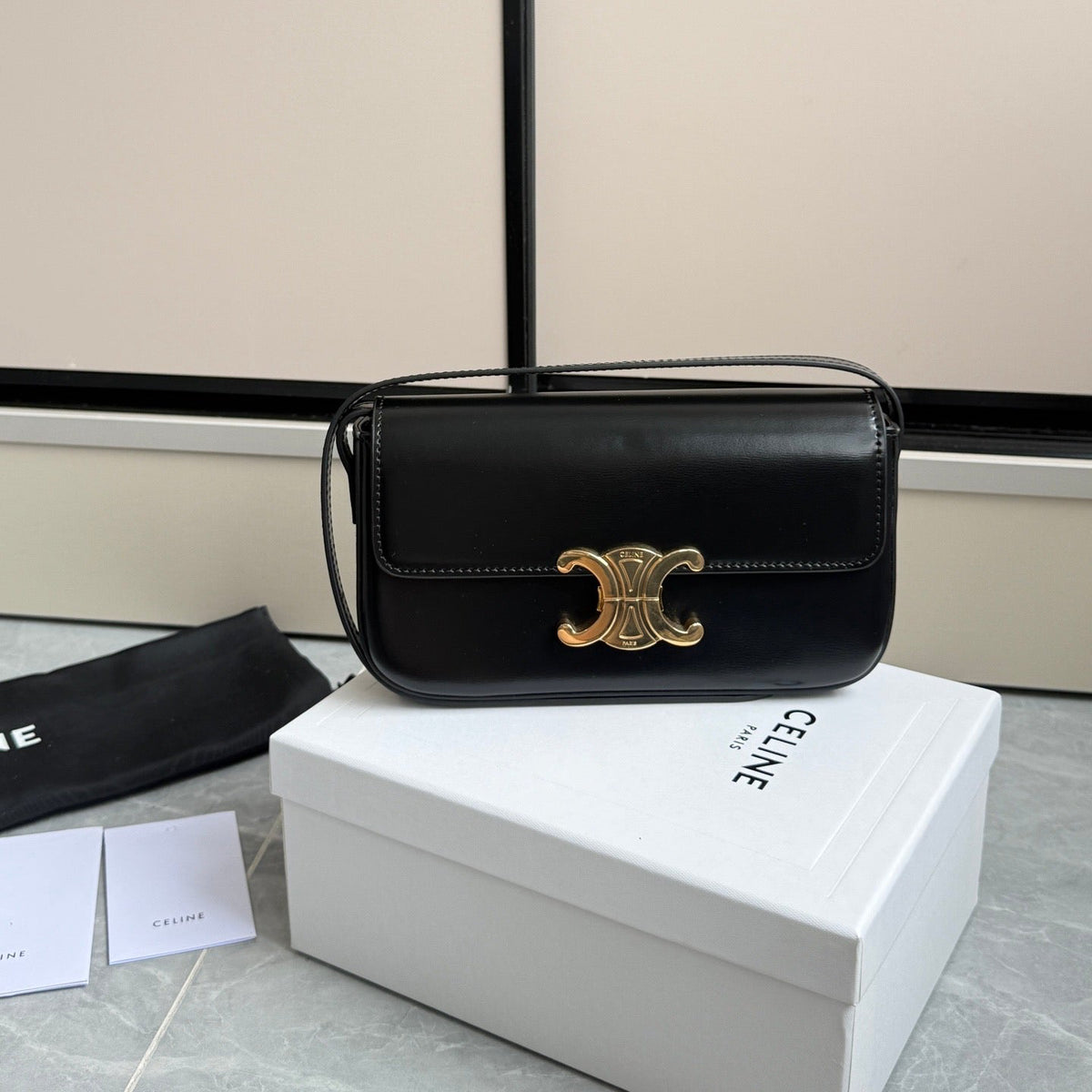 TRIOMPHE SHOULDER BAG - BLACK
