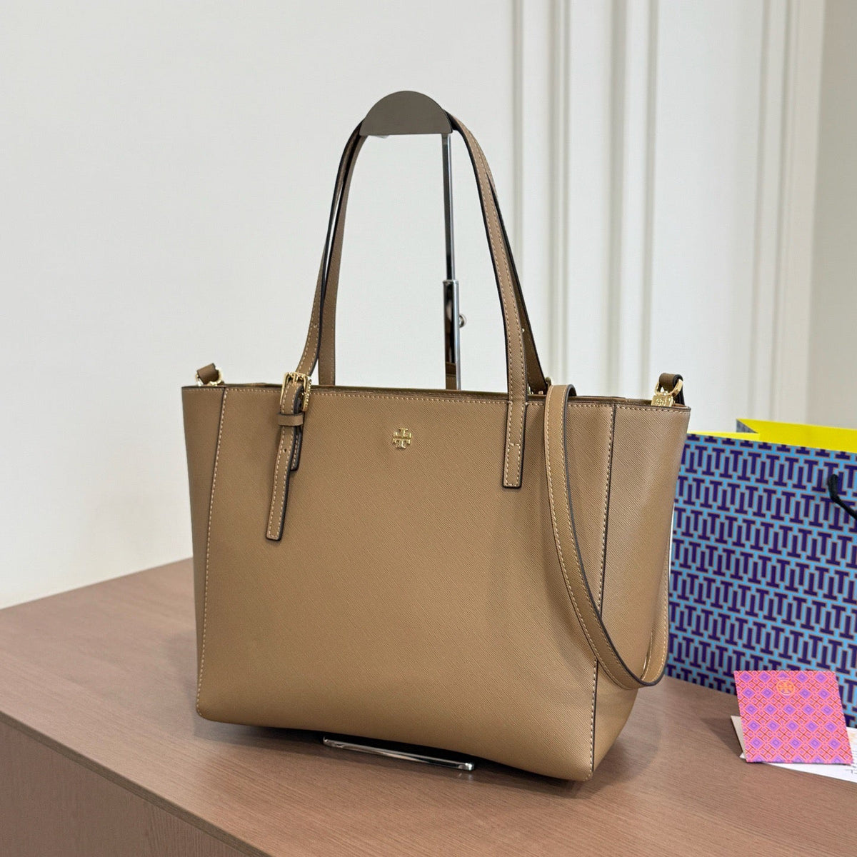 TB EMERSON TOTE BAG – TAN