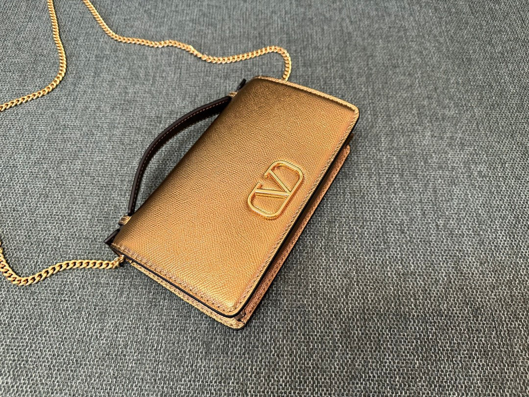 VLOGO SIGNATURE 19 CM CHAIN BAG - GOLD