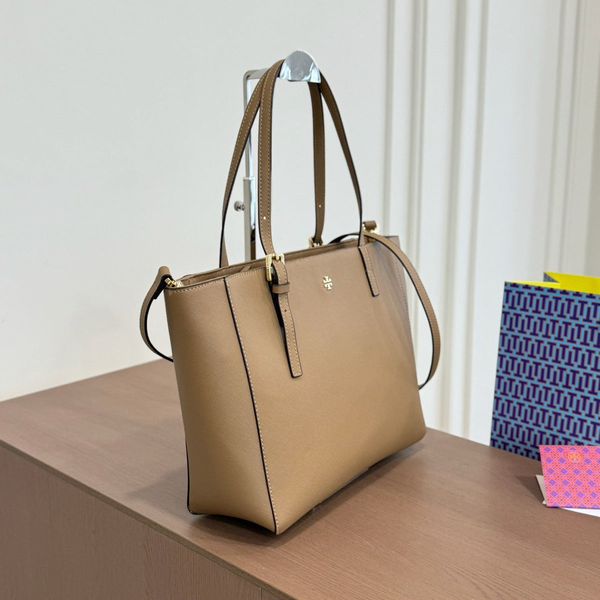 TB EMERSON TOTE BAG – TAN