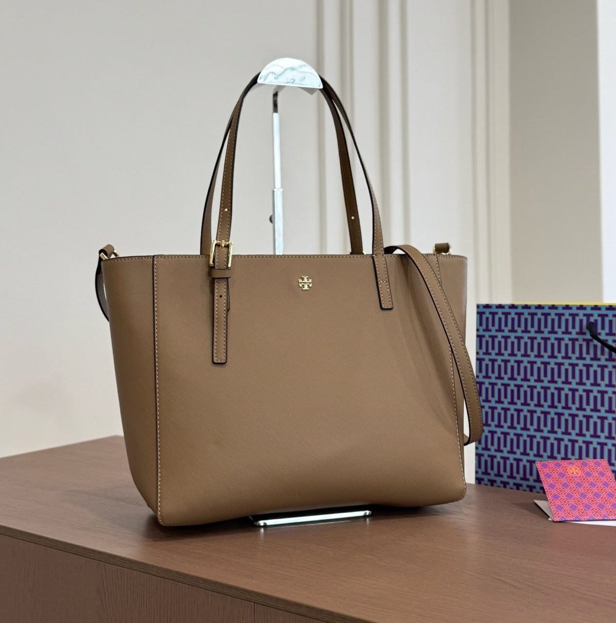 TB EMERSON TOTE BAG – TAN