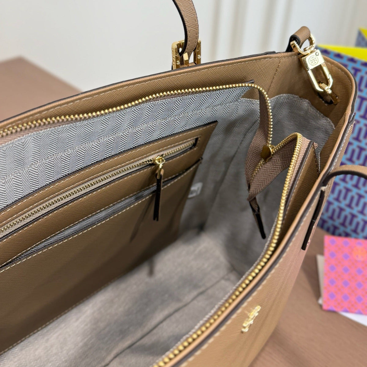 TB EMERSON TOTE BAG – TAN