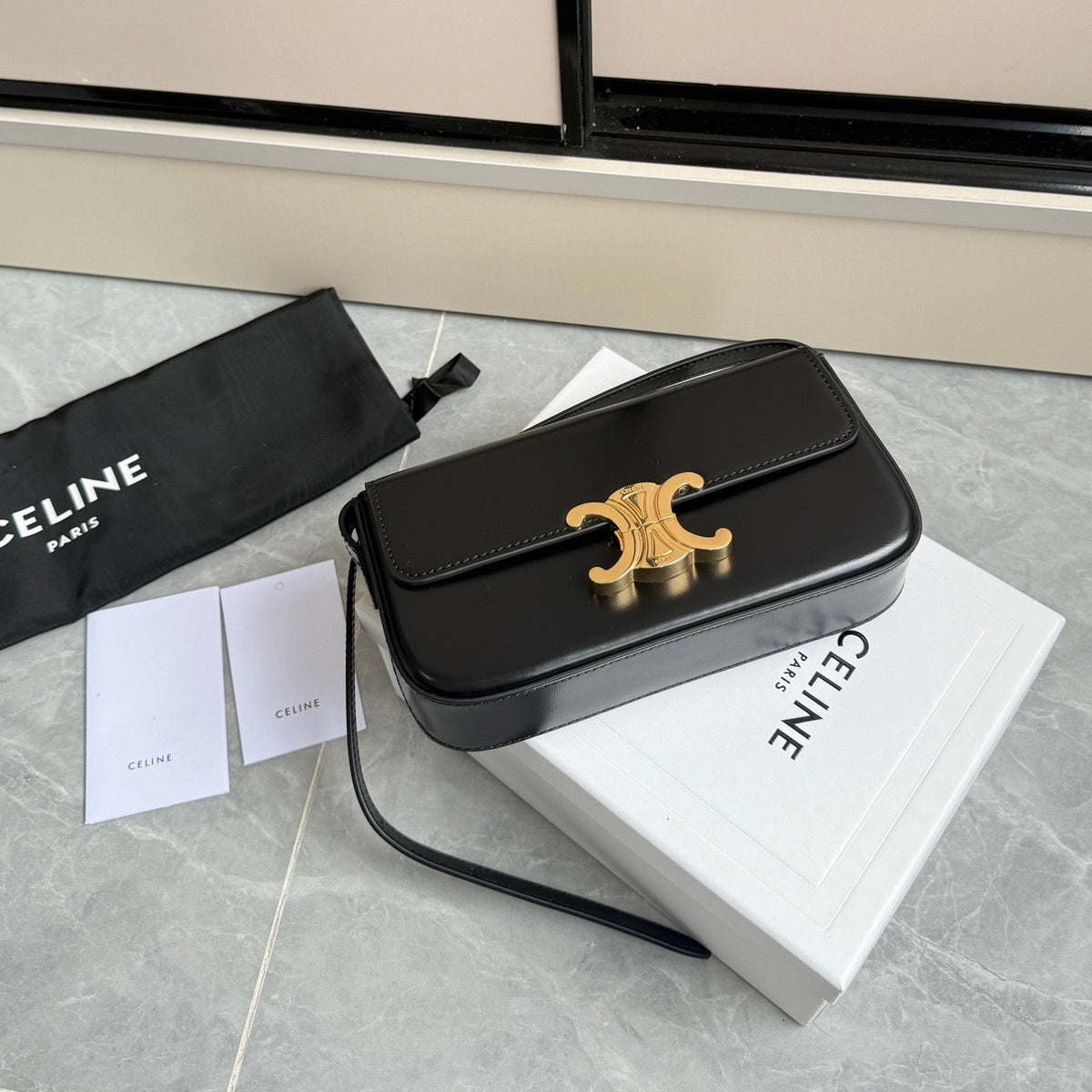 TRIOMPHE SHOULDER BAG - BLACK
