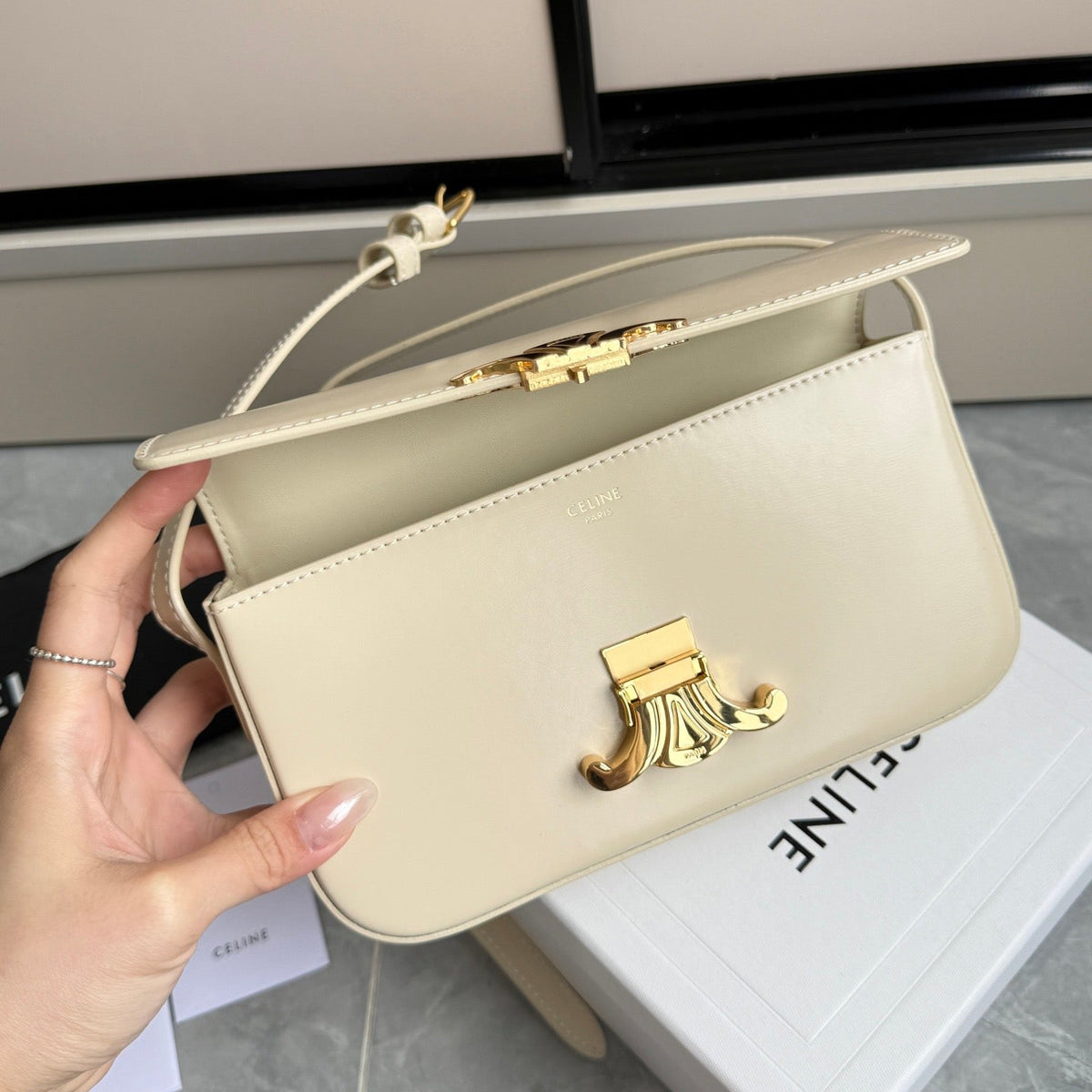 TRIOMPHE SHOULDER BAG - WHITE