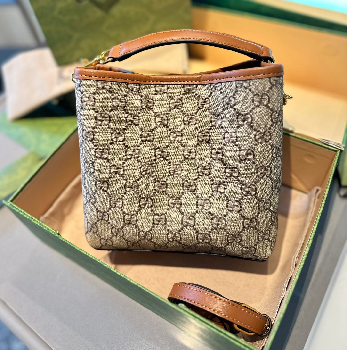 GG EMBLEM MEDIUM TOTE BAG