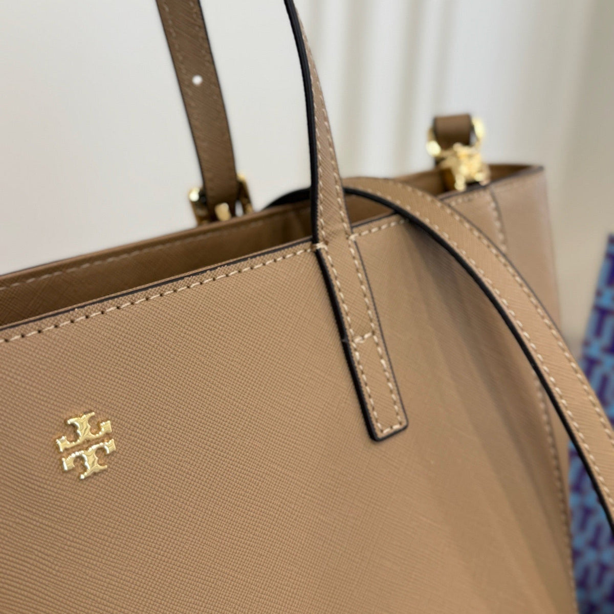 TB EMERSON TOTE BAG – TAN