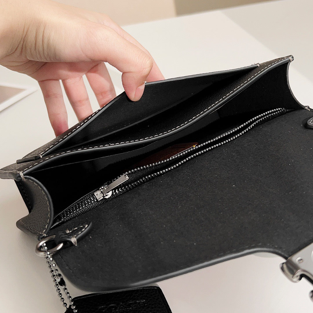 TABBY MINI CHAIN CLUTCH - BLACK
