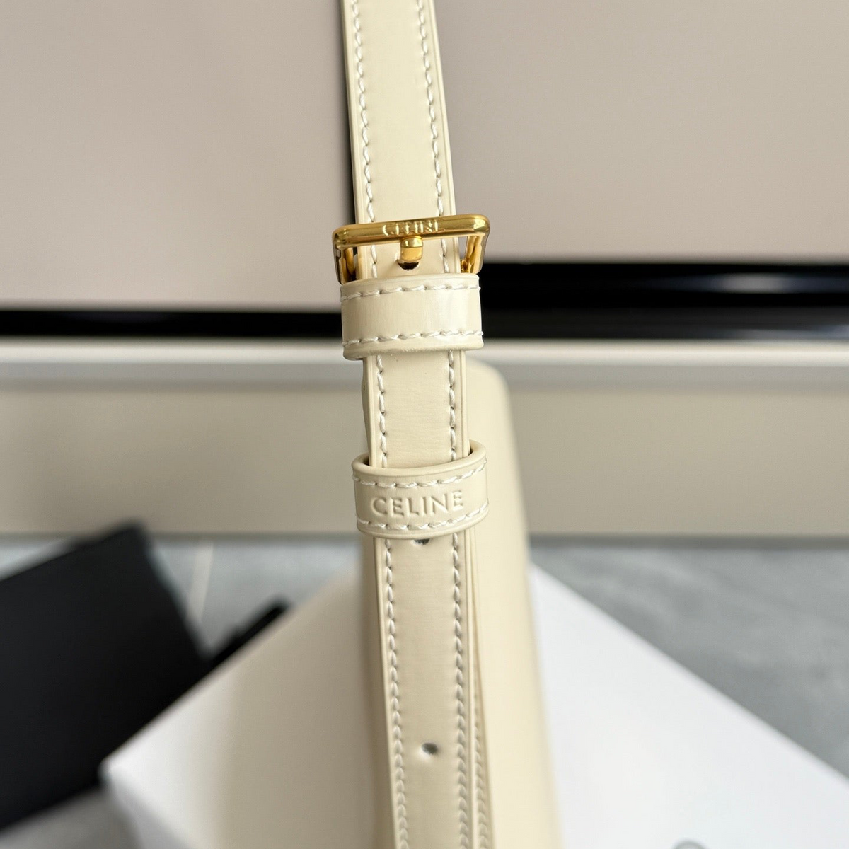 TRIOMPHE SHOULDER BAG - WHITE