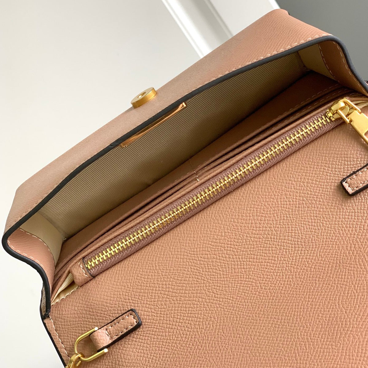 VLOGO SIGNATURE 19 CM CHAIN BAG -BEIGE