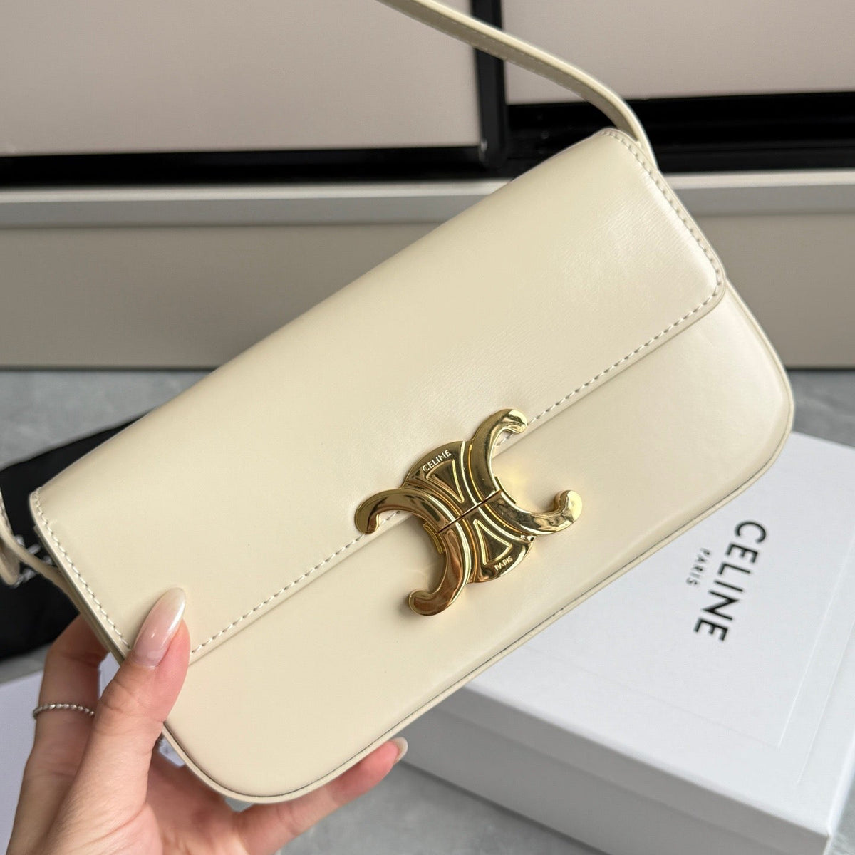 TRIOMPHE SHOULDER BAG - WHITE