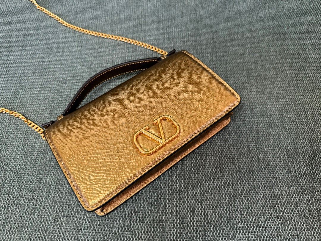 VLOGO SIGNATURE 19 CM CHAIN BAG - GOLD