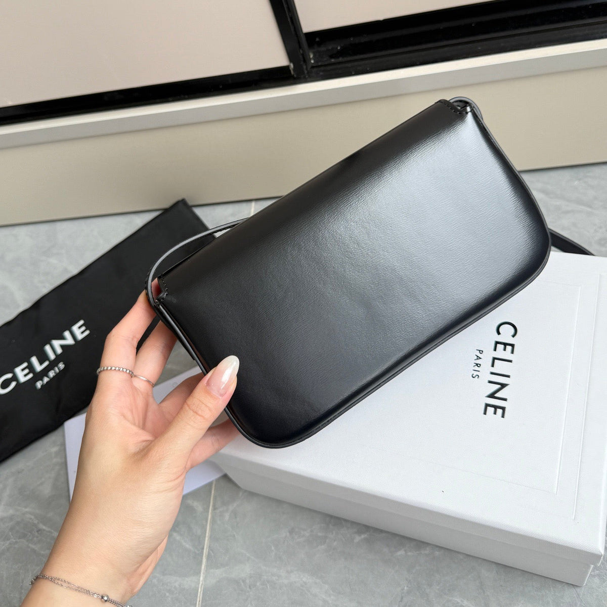 TRIOMPHE SHOULDER BAG - BLACK