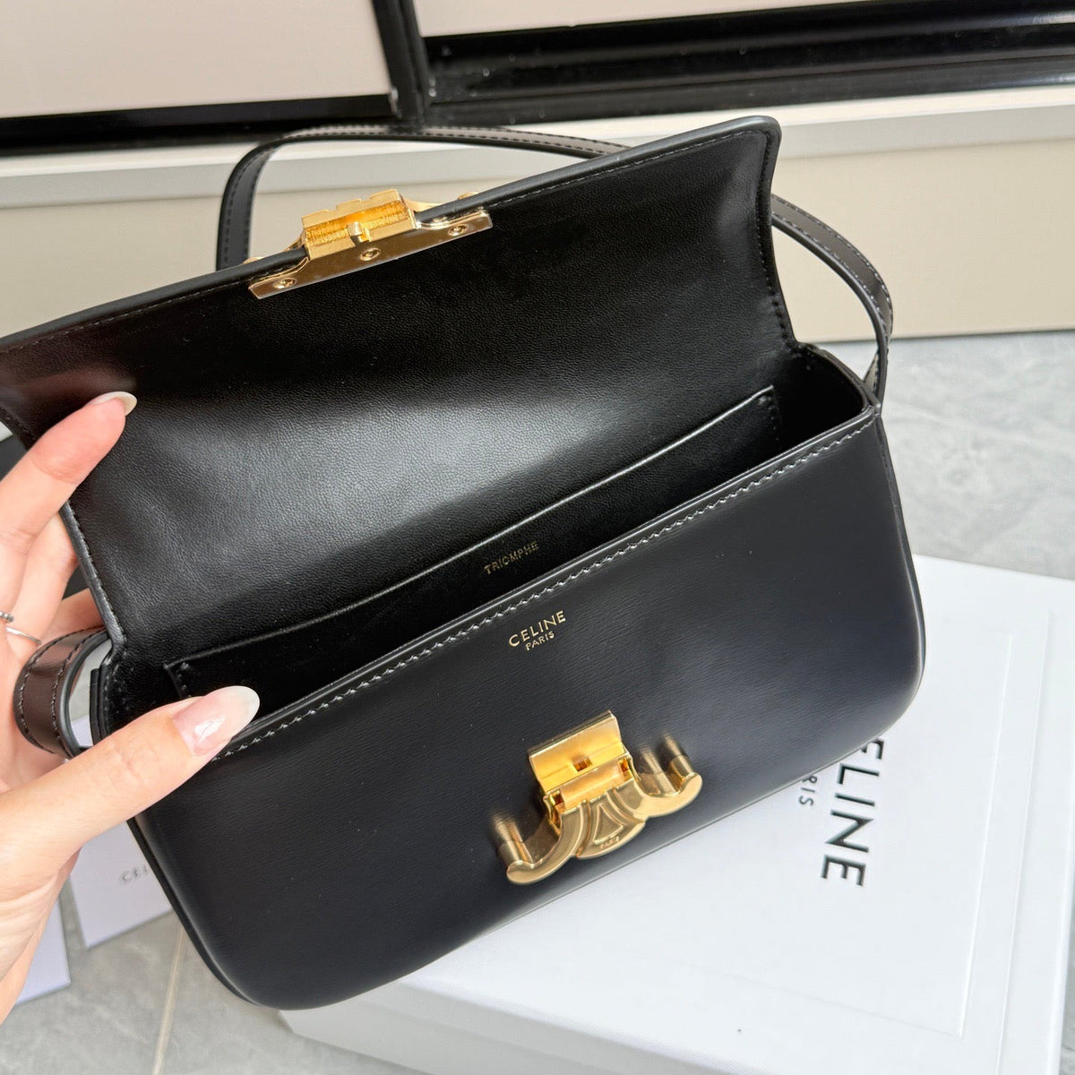 TRIOMPHE SHOULDER BAG - BLACK