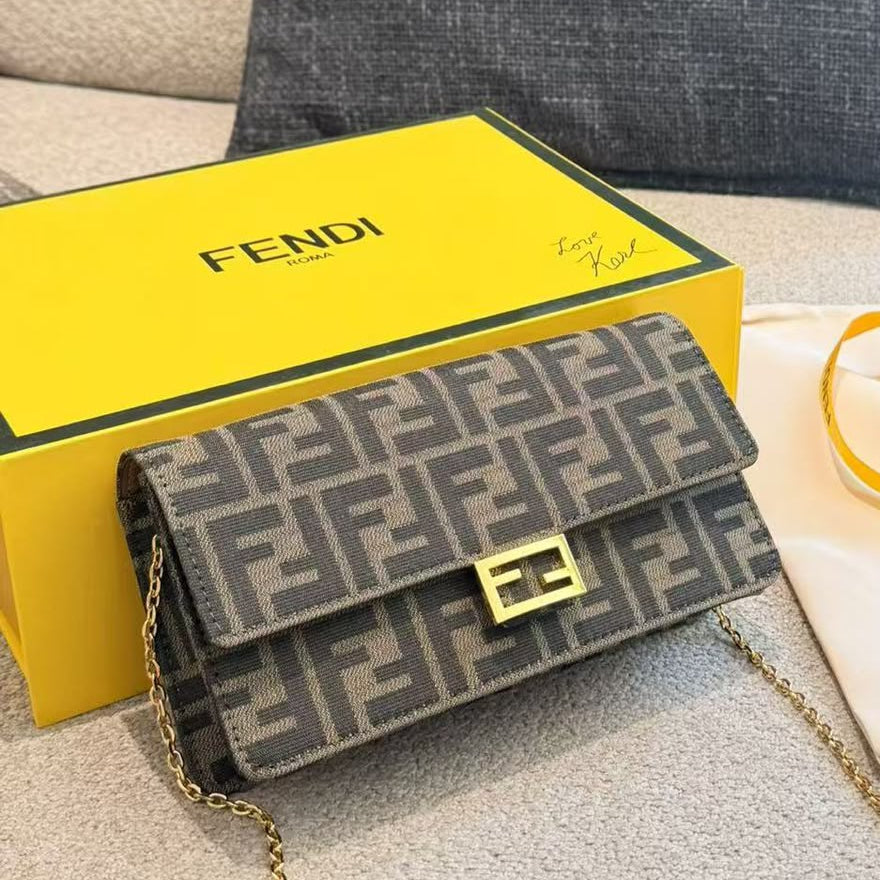 SMALL WALLET ON CHAIN BAG