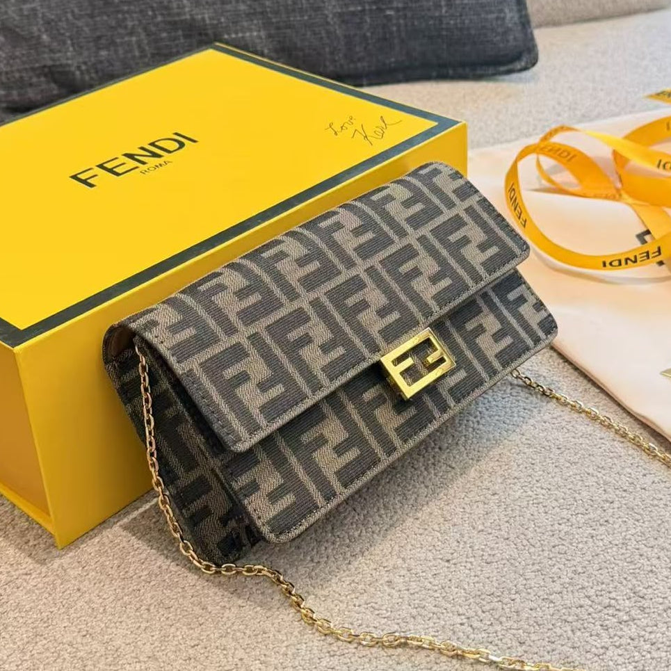 SMALL WALLET ON CHAIN BAG