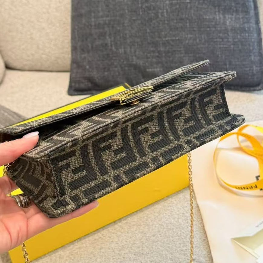 SMALL WALLET ON CHAIN BAG